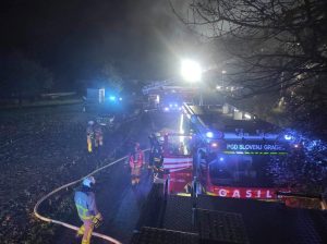 Ob 23.05 je v Podgorju zagorelo ostrešje stanovanjske hiše