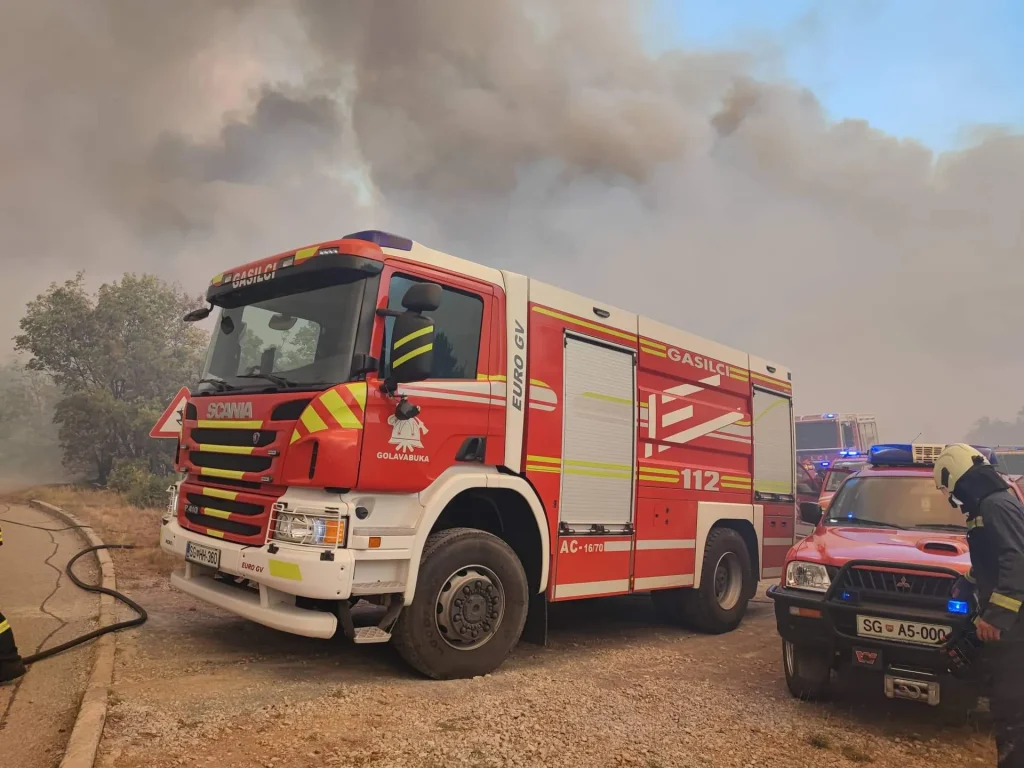 Avtocisterna AC 16/70 Scania na intervenciji