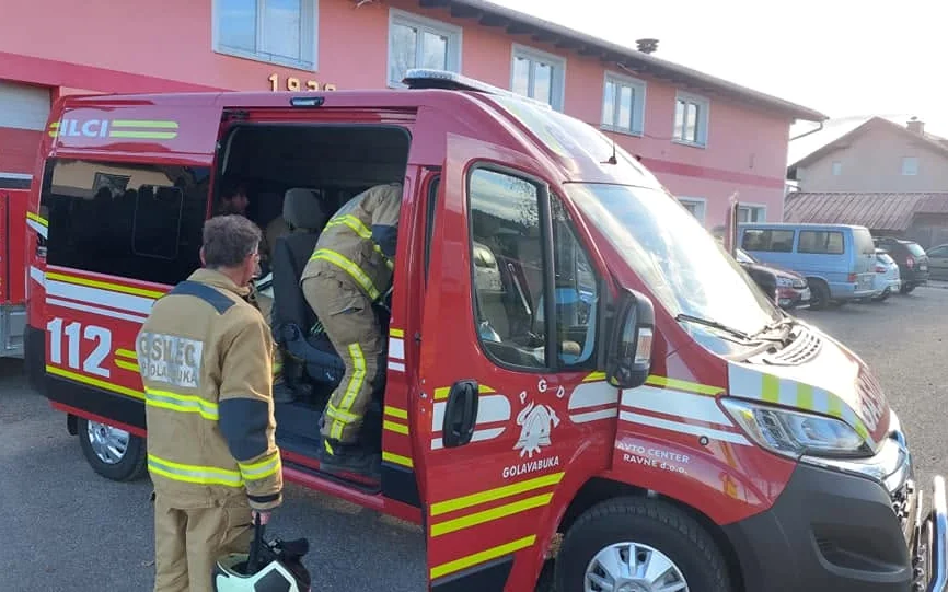 Vozilo za prevoz moštva GVM Citroën pred gasilskim domom